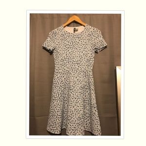 💙 H&M | DIVIDED 💙 Blue and white floral dress